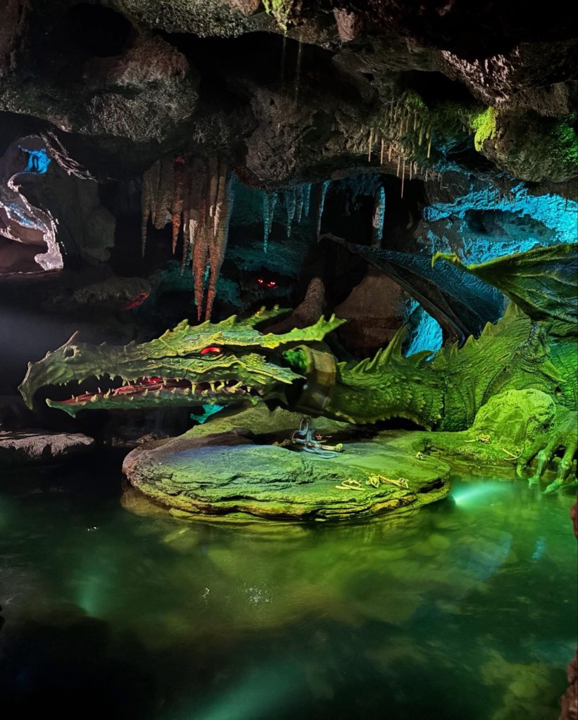 Dragon under the Castle, Disneyland Paris